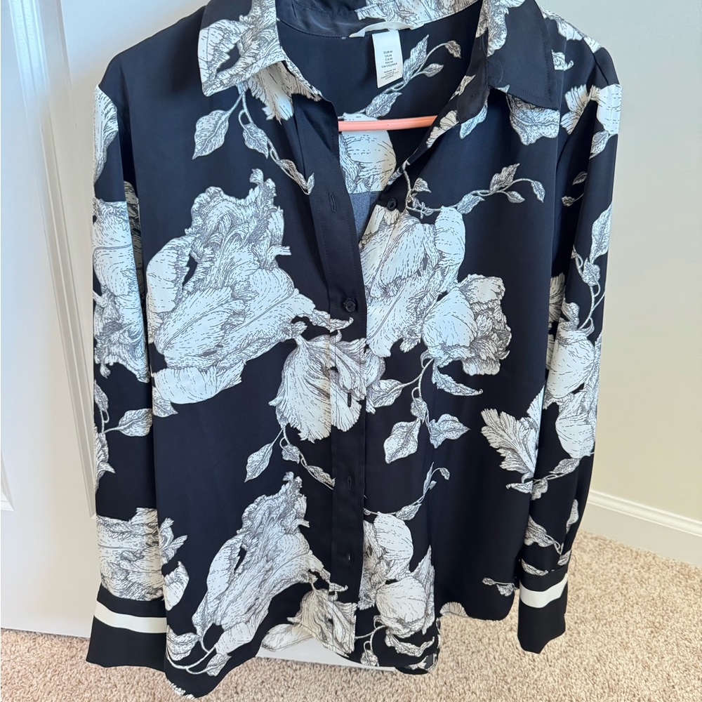 Floral Black and White Button-Up Blouse
M size
